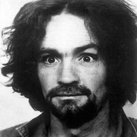 Charles Manson ve vězení, kde až do své smrti opakovaně žádal o podmínečné propuštění. 