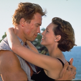 Schwarzenegger byl zprvu proti, aby jeho manželku hrála Jamie Lee Curtis. Režisér Cameron jej ale nakonec přemluvil.