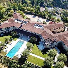 Svoji vlastní nemovitost si ale zatím nekoupili a rozhodli se pronajmout luxusní vilu od herce Tylera Perryho.