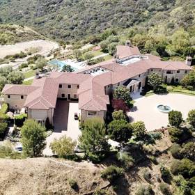 Přepychová rezidence, která se nachází na elitní adrese Beverly Hills, pár měsíčně vyjde na 6,2 milionu korun. Pokud by ale vilu chtěli odkoupit, museli by zaplatit okolo 18 milionů dolarů (405 milionů korun).