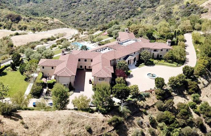 Přepychová rezidence, která se nachází na elitní adrese Beverly Hills, pár měsíčně vyjde na 6,2 milionu korun. Pokud by ale vilu chtěli odkoupit, museli by zaplatit okolo 18 milionů dolarů (405 milionů korun).