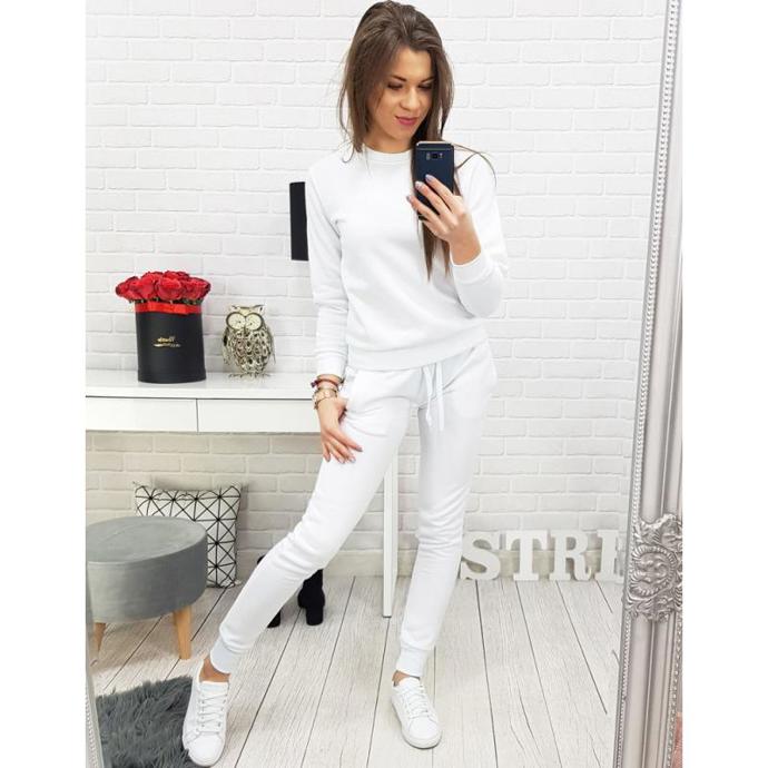 Bílé tepláky nejsou úplně tím pravým na vycházku do lesa. Pokud je ale vezmete třeba do práce, pohrajte si s doplňky a oživte svůj outfit. 