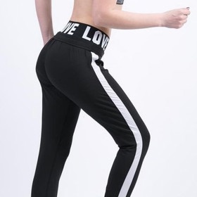 Černé kalhoty s proužkem jsou klasika, která by vám neměla v šatníku chybět. 