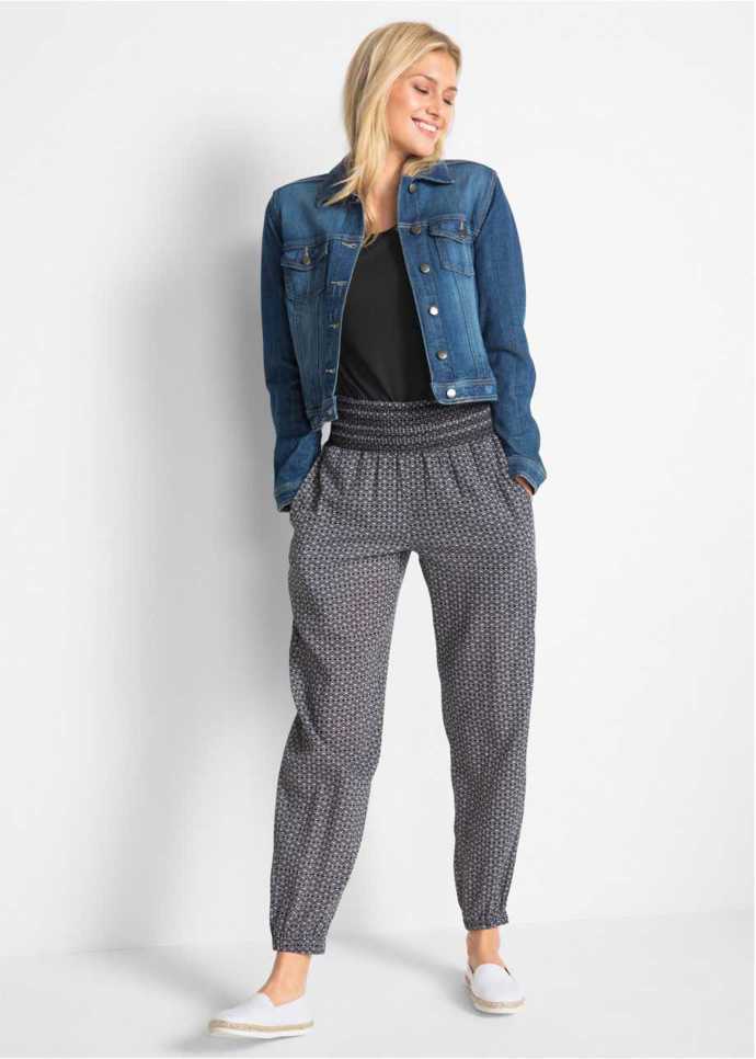 Džínová bunda perfektně sedí k teplákům s vysokým pasem. Nebojte se různých barevných kombinacích. 