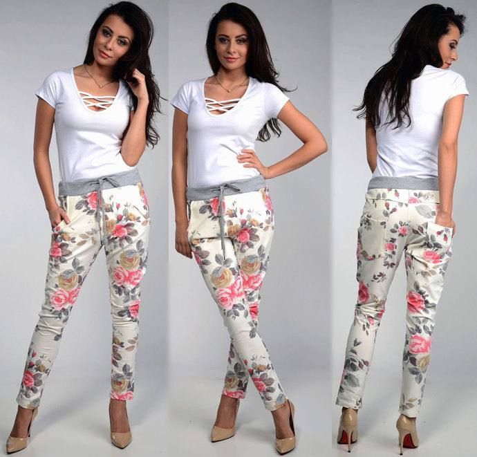 Kytičkové tepláky krásně oživí váš outfit. K nim rozhodně volte jednoduché tričko i obuv. 