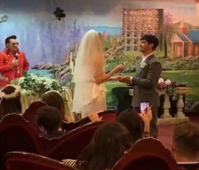 Před rokem ale Turner a Jonas překvapili své fanoušky a rodinu tajným svatebním obřadem v Los Angeles, kde je oddával "Elvis Presley". 