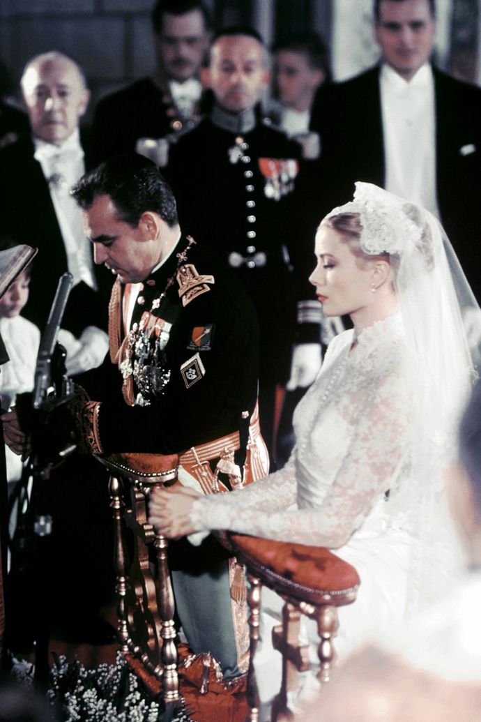 Když si hollywoodská hvězda Grace Kelly brala v roce 1956 za manžela monackého knížete Rainiera III. požádala svoji známou a velmi úspěšnou návrhářku kostýmů Helen Rose, aby jí ušila její svatební šaty. 