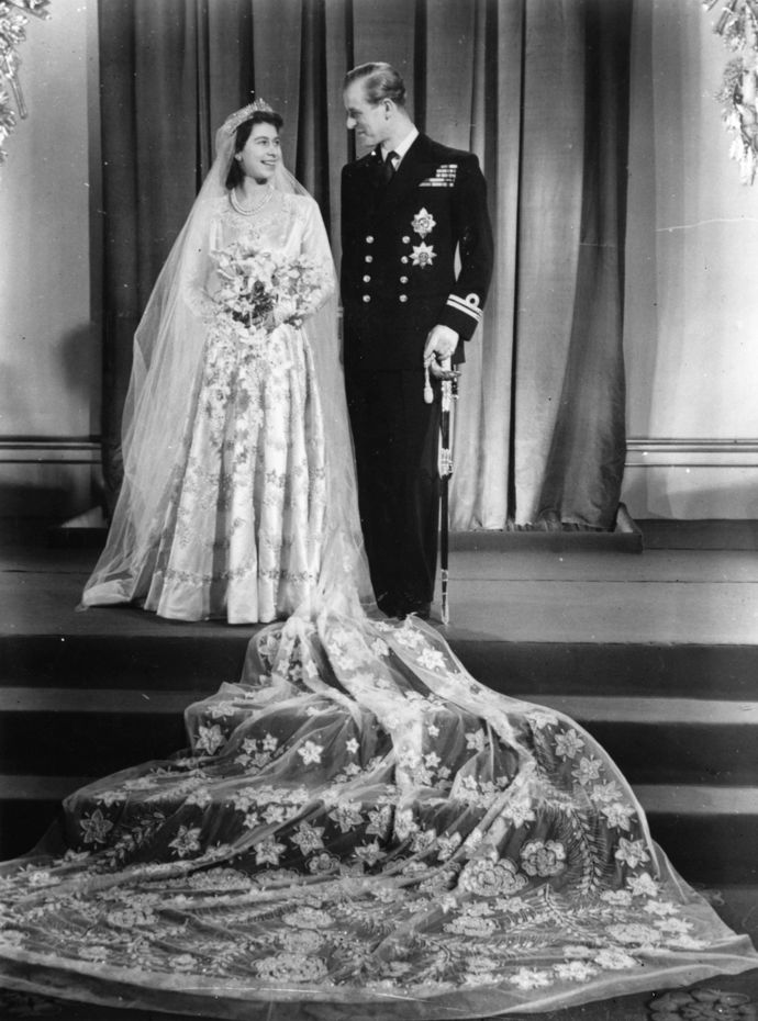 Panovnice Alžběta II. sice může být královnou Velké Británie, ale v poválečných letech dostávala oblečení a látky na příděl stejně jako většina lidí. Proto královna pečlivě sbírala kupóny na oděvy, aby si mohla dovolit nakoupit dostatek potřebné látky pro své svatební šaty. 