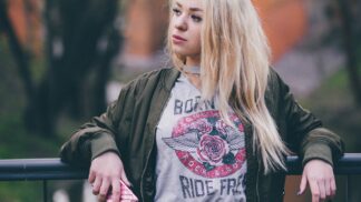 krásná blonďatá žena