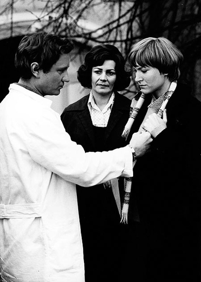 Ve filmu si zahrála také Věra Galatíková, Vítězslav Jandák a Marie Logojdová, která se na stříbrném plátně objevovala spíše sporadicky.