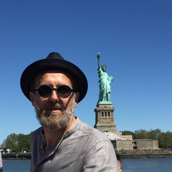 Fotbalista Karel Poborský se po ukončení fotbalové kariéru věnuje podnikání. A jde vidět, že móda se stala jeho koníčkem. 