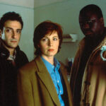 Mouss Diouf, který si zahrál parťáka komisařky N'Gumu, zemřel v pouhých 47 letech. Trápily ho blíže nespecifikované zdravotní potíže, kvůli kterým dokonce upadl do kómatu, z něhož se již neprobudil. Na snímku ze seriálu jsou Renaud Marx, Véronique Genest a Mouss Diouf.