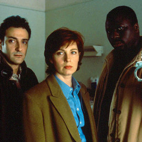 Mouss Diouf, který si zahrál parťáka komisařky N'Gumu, zemřel v pouhých 47 letech. Trápily ho blíže nespecifikované zdravotní potíže, kvůli kterým dokonce upadl do kómatu, z něhož se již neprobudil. Na snímku ze seriálu jsou Renaud Marx, Véronique Genest a Mouss Diouf.