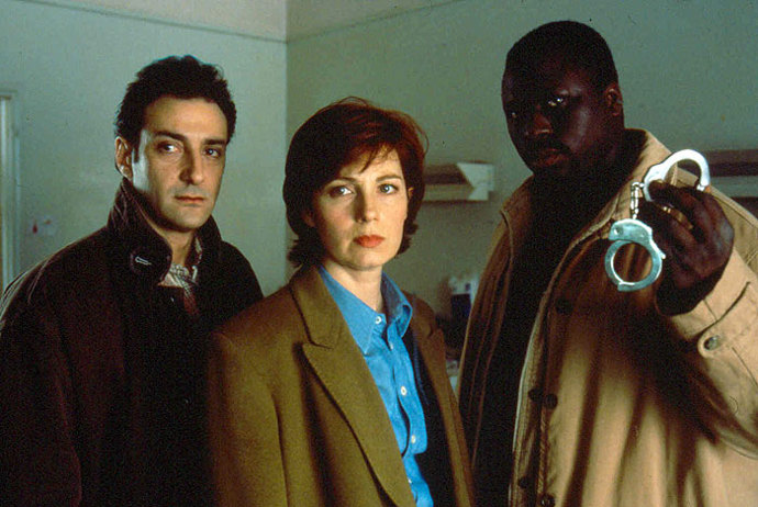 Mouss Diouf, který si zahrál parťáka komisařky N'Gumu, zemřel v pouhých 47 letech. Trápily ho blíže nespecifikované zdravotní potíže, kvůli kterým dokonce upadl do kómatu, z něhož se již neprobudil. Na snímku ze seriálu jsou Renaud Marx, Véronique Genest a Mouss Diouf.