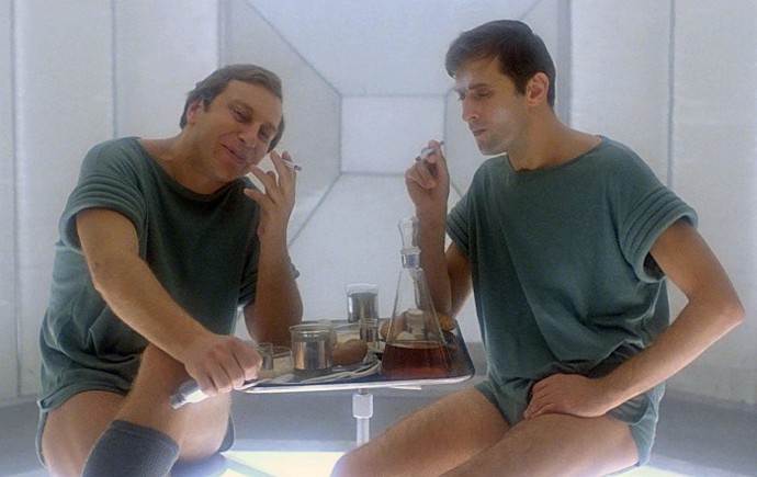 Sexmise:  Hlavní hrdinové jsou po experimentu rozmražení v roce 2044, kdy na světě žijí jenom ženy.