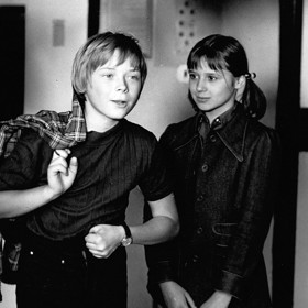 Mladší brácha, Prcek Martin, zachraňuje vztah svého staršího bráchy Honzy. 