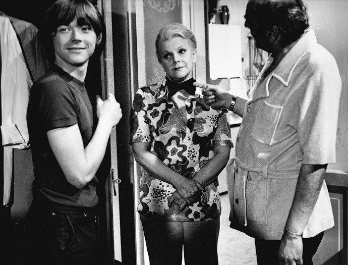 ...Slávka Budínová byla konečně vdaná a užívala si společný život s mužem, který ji, jako jeden z mála, dokázal pochopit.