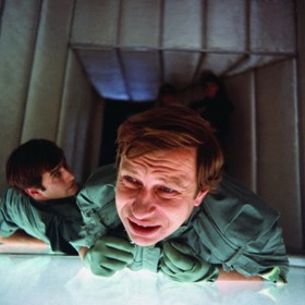 Ve filmu se měla objevit i scéna v češtině. Nakonec se ale rozhodlo pro němčinu. 