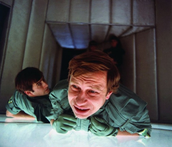 Ve filmu se měla objevit i scéna v češtině. Nakonec se ale rozhodlo pro němčinu. 