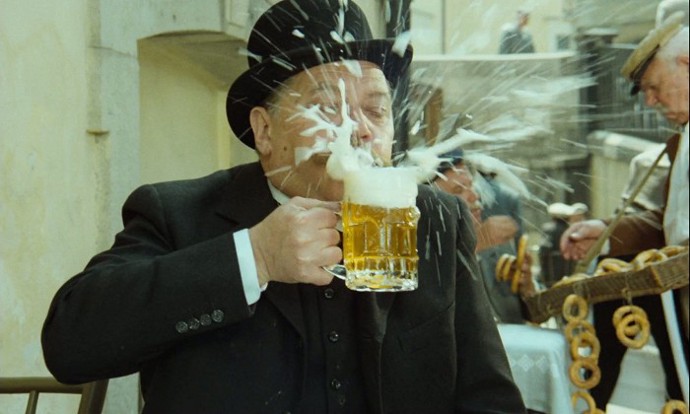 Rudolf Hrušínský měl jistě radost. V mnoha scénách dostal do ruky pivo...
