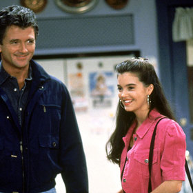 Vtipný za každou cenu: v jedné scéně luští Frank křížovku a přemýšlí nad texaským městem na šest. No přece Dallas...