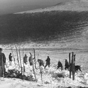 Tragická smrt devíti členů nebyla dodnes objasněna. 