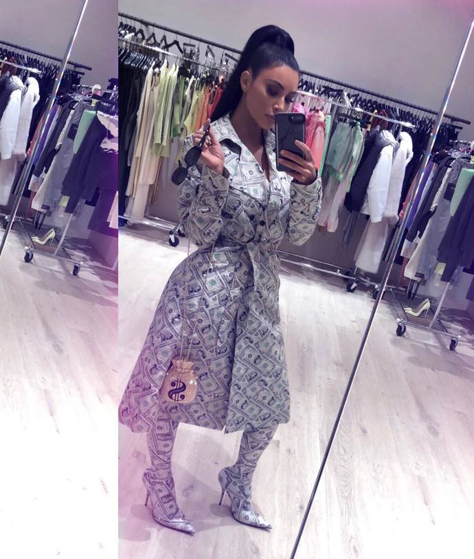 Peníze jsou pro Kim velkým lákadlem, tak proč se do nich přímo neobléct?