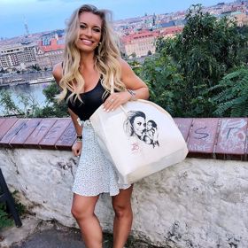 Oblíbené výstřihy. Lucie zvolila černobílou kombinaci, která bude fungovat vždycky. Puntíky na sukni outfit oživí a jsou hlavně trendy. 