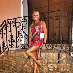 Tak tyto šaty se moc nepovedly. Je to taková exkurze do devadesátek. Zlaté boty, bílá kabelka. Toto už příště raději ne. 