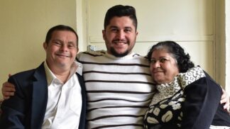 Táta s Downovým syndromem vychoval úspěšného syna. Ten chce o své rodině natočit film