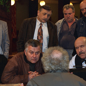 Jakou značku piva slavní štamgasti Hospody popíjeli? Na snímku stojí zleva Jiří Kanyza, Jiří Menzel, Bronislav Poloczek, Pavel Nový. Dole sedí Ladislav Potměšil a Petr Nárožný.