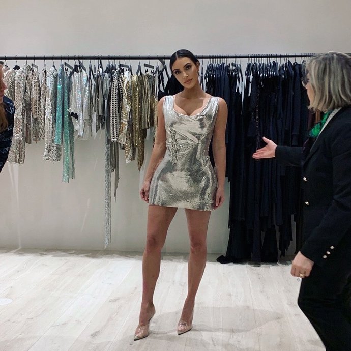 Tento model by se v případě Kim dal považovat za obyčejný. Ale nebyla by to ona, kdyby neměla výstřih a délka šatů nekončila těsně pod zadečkem. 