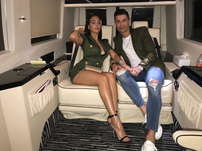 Cristiano Ronaldo má styl a tak ne nadarmo tvoří třetinu jeho příjmů právě ty z reklam na různé produkty. 
