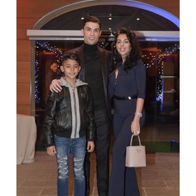 Ronaldo umí být za elegána. Černobílá kombinace bude trendy vždycky. 