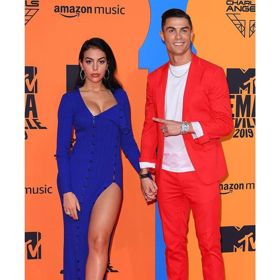 Ale nebojí se ani vybočit z davu. Tento oranžový oblek je tomu důkazem. 