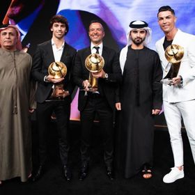 Ronaldo si oblíbil elegantní outfity a k nim výrazné tenisky. 