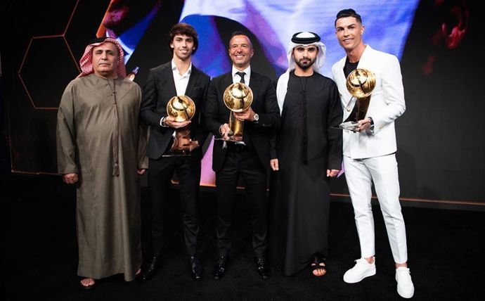 Ronaldo si oblíbil elegantní outfity a k nim výrazné tenisky. 