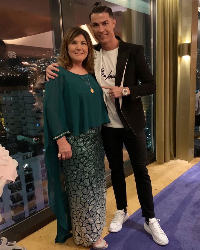 Oblíbenou se také pro něj stala kombinace černé a bílé. Na ní opravdu není co pokazit. 