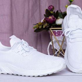 Bílé tenisky (510 Kč) se hodí téměř ke všemu. Ty s vyšší platformou zvolte ke sportovnímu outfitu. Tedy ke kalhotám nebo šortkám.