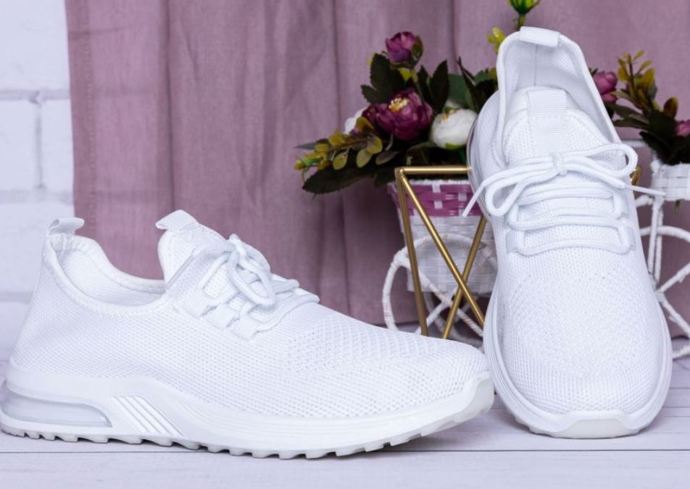 Bílé tenisky (510 Kč) se hodí téměř ke všemu. Ty s vyšší platformou zvolte ke sportovnímu outfitu. Tedy ke kalhotám nebo šortkám.
