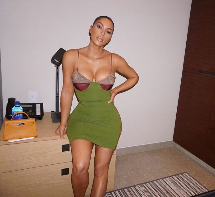 Zvláštní barevná kombinace, která k sobě vcelku jde. Šaty mají velmi tenká ramínka, které drží snad silou vůle. 