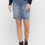 Džínové sukně (434 Kč) lze považovat za stálice v šatníku. Můžete zvolit nejen tu v denimové barvě, ale třeba v bílé či černé.