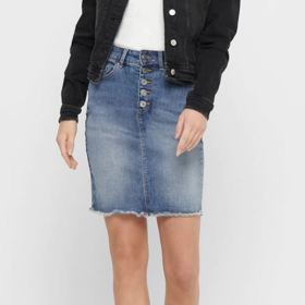 Džínové sukně (434 Kč) lze považovat za stálice v šatníku. Můžete zvolit nejen tu v denimové barvě, ale třeba v bílé či černé.