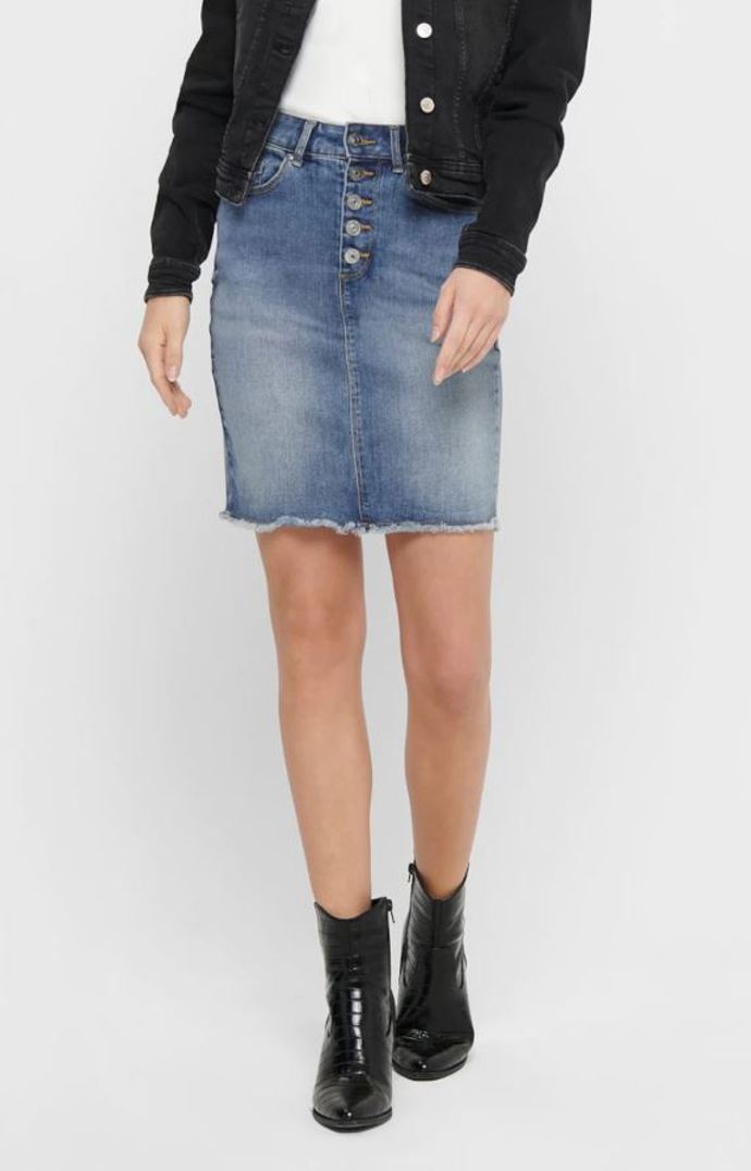 Džínové sukně (434 Kč) lze považovat za stálice v šatníku. Můžete zvolit nejen tu v denimové barvě, ale třeba v bílé či černé.