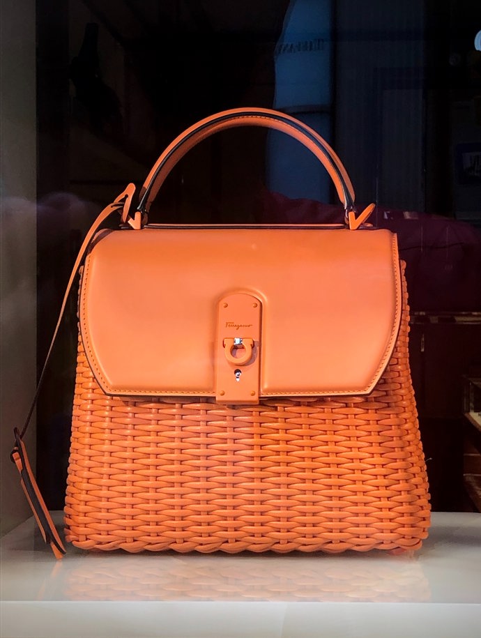 Proutěné kabelky byly trendy v 60. a 70. letech minulého století. Dnes jsou opět trendy. Jedná se o kabelku ideální k letním outfitům. 