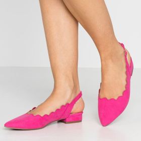 Trendem jara jsou barvy. Nebojte se odvázat a sáhnout i po nějaké netradiční. Dejte si jenom pozor na doladění celého outfitu. 