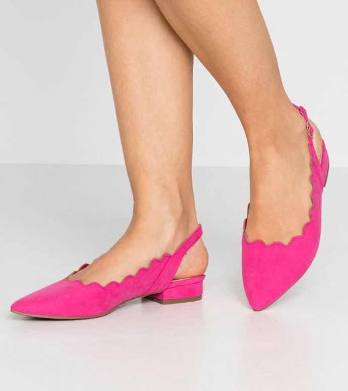 Trendem jara jsou barvy. Nebojte se odvázat a sáhnout i po nějaké netradiční. Dejte si jenom pozor na doladění celého outfitu. 