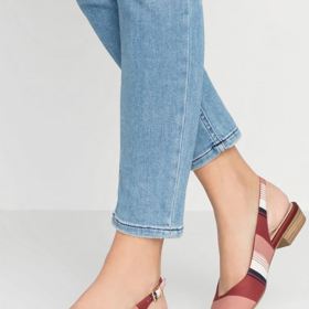 Nejen jedna barva, ale i více barev. I takovéto slingback najdete v obchodech.