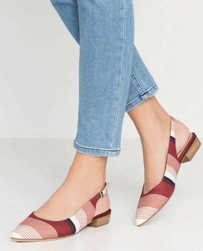 Nejen jedna barva, ale i více barev. I takovéto slingback najdete v obchodech.