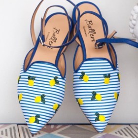 Balerínky jsou trendy již několik sezon, a proto je lze považovat za nadčasové. Módní ale nejsou ty s tou kulatou špičkou, ale zúženou. 